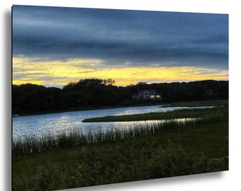 Impresión artística de paisaje acuático de Cape Cod: Tonos vespertinos, puesta de sol costera, aguas tranquilas