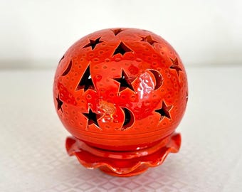 Vintage keramische kandelaar – Handgemaakte theelichthouder met oranje glazuur, sterren en maan