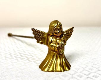 Vintage koperen kaarsendover met engel – decor uit het midden van de eeuw, verzamelobject