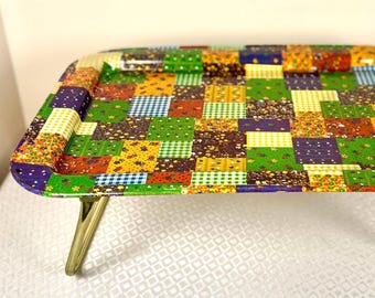 Vintage jaren 70 patchwork opklapbaar tv-meubel | Retro metalen schootblad | Calico-bontprint