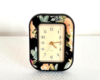 Reloj de mesa vintage floral de los años 90: esfera ovalada con marco acolchado y tapizado.