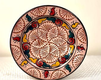 Vintage aardewerk bord – handgeschilderd keramiek, kleurrijk boho-muurdecoratie