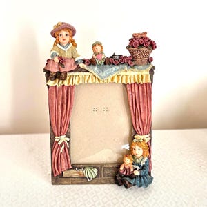 Ramka na zdjęcie lalki 3D w stylu vintage: Fantazyjna dekoracja pokoju dla dziewcząt