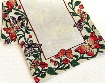 Vintage tafelloper met vlindertapijt: boho bloemendecor