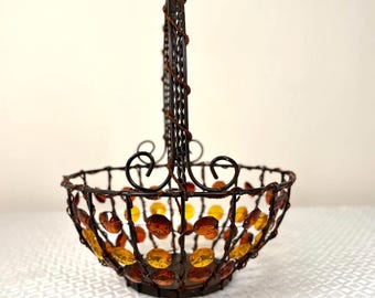 Vintage draadmand met kralen en barnsteenkralen – Decoratieve metalen fruitschaal, kinderkamerdecoratie