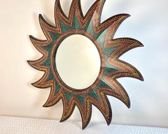 Lustro ścienne Boho Sunburst – zabytkowe drewniane lustro z kolorowymi kropkami