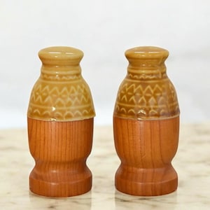 Salero y pimentero vintage de los años 70, de cerámica amarilla y madera, vajilla MCM, decoración rústica bohemia para cocina, juego de comedor, regalo retro para anfitriona.