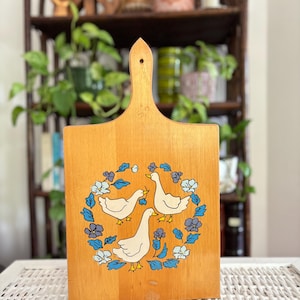 Vintage Goose Cutting Board – 80s Wooden Kitchen Decor, Blue Floral, Kitsch Farmhouse Style, Housewarming Gift