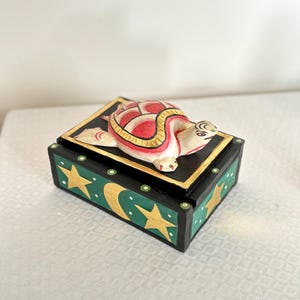 Caja de recuerdos vintage de madera con forma de tortuga: tapa de tortuga 3D, talla de luna y estrellas celestiales, joyero bohemio, hecho a mano - Guardería bohemia - Playa