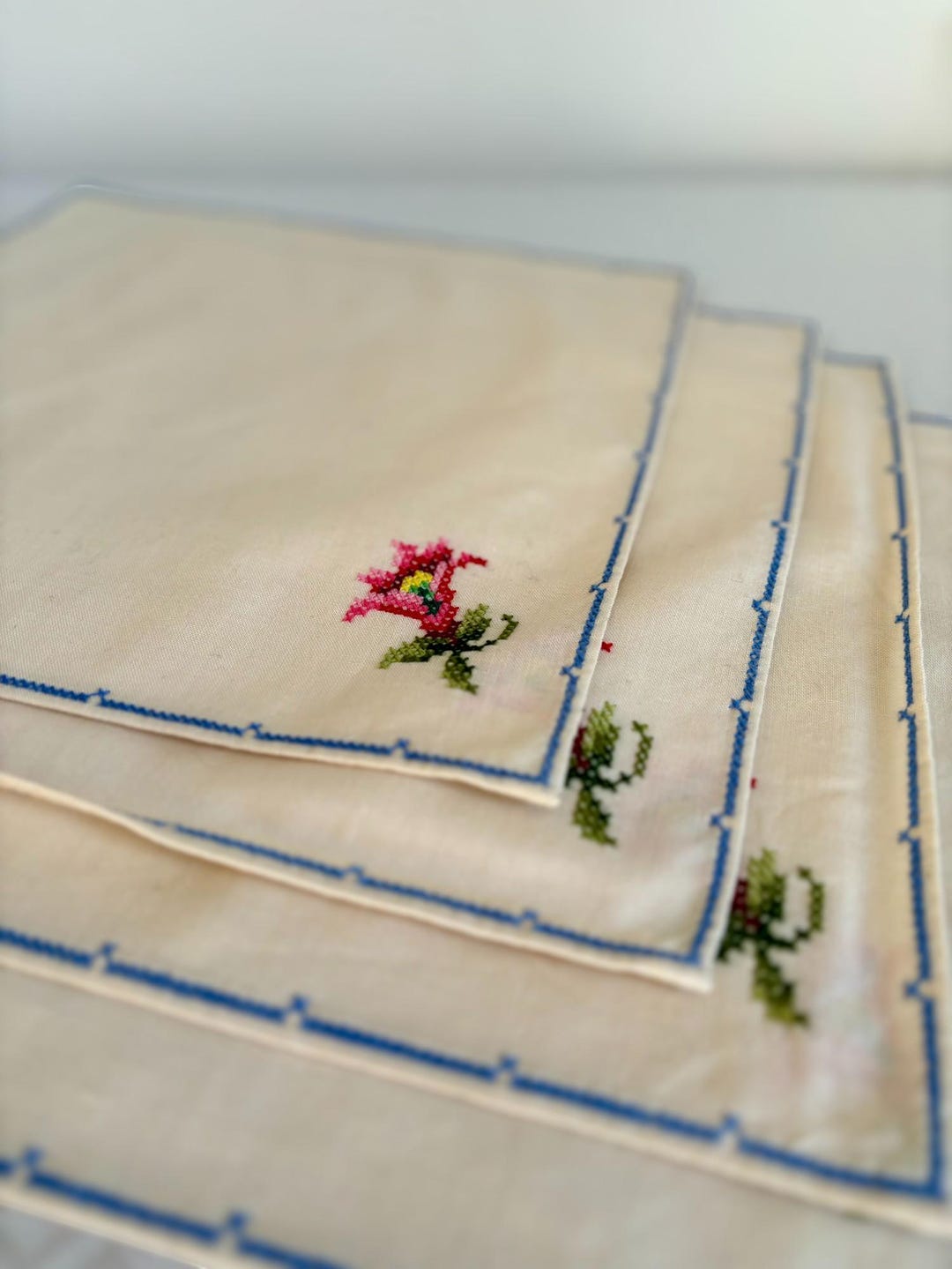 Broderie relief couronne de fleurs - Lilou Broderie Moderne et Relief