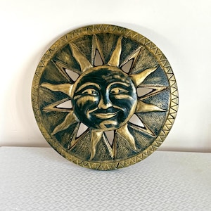 Decoración de pared de cerámica vintage con sol: arte celestial bohemio dorado y verde