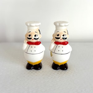 Vintage Italian Chef Salt and Pepper Shakers – Kitsch Decor, Retro Kitchen, Gift For Chef, Quirky Kitchen Collectible, Mid Century Style