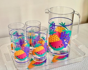 Vintage plastic kruikenset uit de jaren 90: retro drinkgerei met fruit