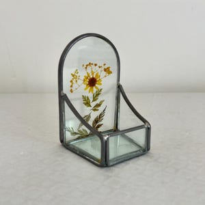 Tarjetero vintage de cristal con flores prensadas: organizador de escritorio bohemio para tarjetas de visita, pegatinas y adornos. Decoración de oficina estilo cottagecore.