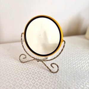 Vintage Yellow Two-Sided Magnifying Dressing Table Mirror – Retro Stand with Fold-Out Tripod Base, Rockabilly Vanity Decor, Unique Gift Idea