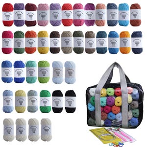 Peut inclure: Plusieurs pelotes de laine colorées, rouges, violettes et vertes, sont disposées en rangées. Un sac fourre-tout transparent rempli de boules de laine et d'accessoires de tricotage est également présent, offrant diverses options de création.