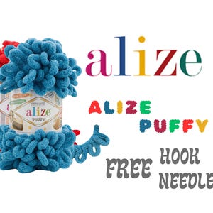 Puede incluir: Primer plano de tres ovillos de hilo en amarillo, rojo y azul. El hilo tiene una textura esponjosa, similar al chenille. El hilo est&aacute; etiquetado como "Alize Puffy" y es para tejer o hacer crochet. La imagen tambi&eacute;n incluye el texto "Alize Puffy", "Free Hook Needle" y "Alize".