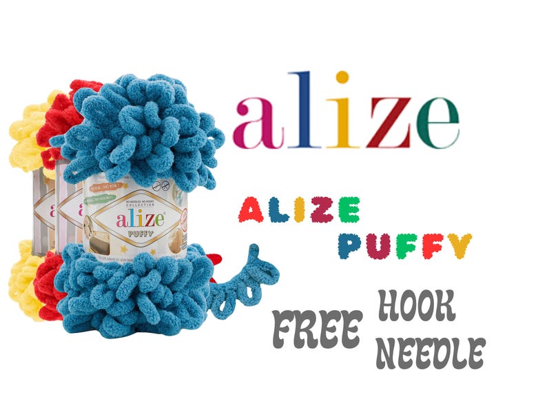Puede incluir: Primer plano de tres ovillos de hilo en amarillo, rojo y azul. El hilo tiene una textura esponjosa, similar al chenille. El hilo est&aacute; etiquetado como "Alize Puffy" y es para tejer o hacer crochet. La imagen tambi&eacute;n incluye el texto "Alize Puffy", "Free Hook Needle" y "Alize".