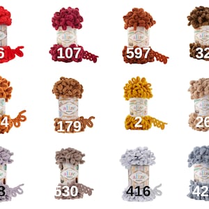 Puede incluir: Surtido de ovillos de hilo en varios colores, incluyendo rojo, naranja, marr&oacute;n, beige, gris y azul. Cada ovillo tiene el nombre de la marca "alize" y un n&uacute;mero impreso en la etiqueta.