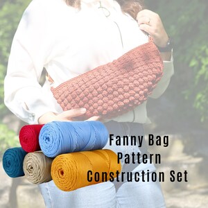 Peut inclure: Un sac banane crocheté de couleur brun-rouge est présenté. En dessous, des bobines de fil bleu sarcelle, rouge, bleu, beige et jaune sont affichées. Le texte sur l'image indique "Fanny Bag Pattern Construction Set."