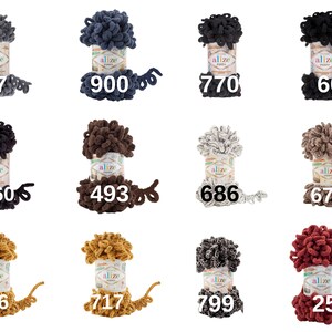 Puede incluir: Surtido de ovillos de lana de colores en varios tonos de azul, marr&oacute;n, gris, beige, dorado y rojo. Cada ovillo est&aacute; etiquetado con el nombre de la marca "alize" y un n&uacute;mero.
