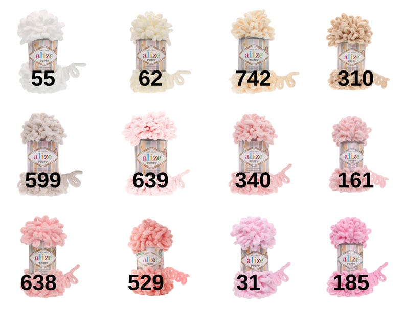 Puede incluir: Una colecci&oacute;n de 10 ovillos de lana en varios tonos de blanco, beige y rosa. Cada ovillo est&aacute; etiquetado con el nombre de la marca "Alize" y un n&uacute;mero.