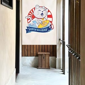 Op de afbeelding: Een wit canvas met een cartoon afbeelding van een kat die een surfboard vasthoudt met de tekst "SUPER HOLIDAY" eronder gedrukt. De kat draagt een rood en gouden halsband en is omringd door een rode en witte zonneschijn. Het canvas hangt aan een muur in een gang met een houten doos op de vloer.