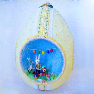 Vintage handgemachtes Jumbo-Osterei mit 4 Panorama-Vignetten von Osterhasen-Vorbereitungen für Ostern - so bezaubernd!