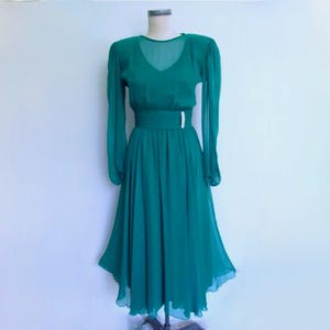 Vintage 70s Ann Hobbs for Cattiva Emerald Green Chiffon Evening or Cocktail Dress with Ruched Inset and Rhinestone Accent Size M
