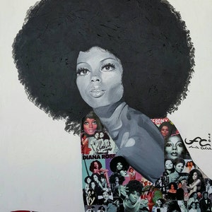 Peut inclure: Portrait en technique mixte d'une femme avec une grande afro. Le portrait est principalement en niveaux de gris, avec le visage et les cheveux de la femme peints dans des tons de gris et de noir. Le corps de la femme est compos&eacute; de coupures de magazines.