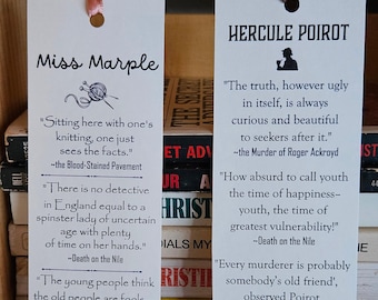 Marcapáginas: Citas de Miss Marple con lazo color melocotón y Citas de Hércules Poirot con lazo color café.
