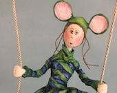 la souris verte,personnage connu,vert,bleu,balançoire,mobile,poupée décorative,poupée d'artiste,poupée artistique,souris 
