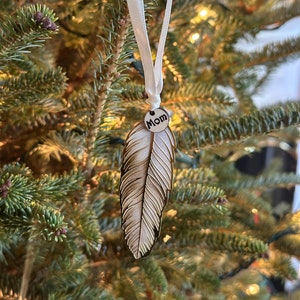 Adorno de plumas personalizado In Loving Memory (hasta 3 letras)