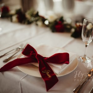 Fita de veludo personalizada - Laço de fita de veludo com monograma, fita de casamento, ideia de configuração de lugar, laço de fita com monograma, laço de guardanapo