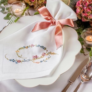 Guardanapo de linho bordado com monograma - Guardanapos com monograma floral - Guardanapos com monograma personalizados - Ideia para casamento com monograma - Presente de casamento com monograma
