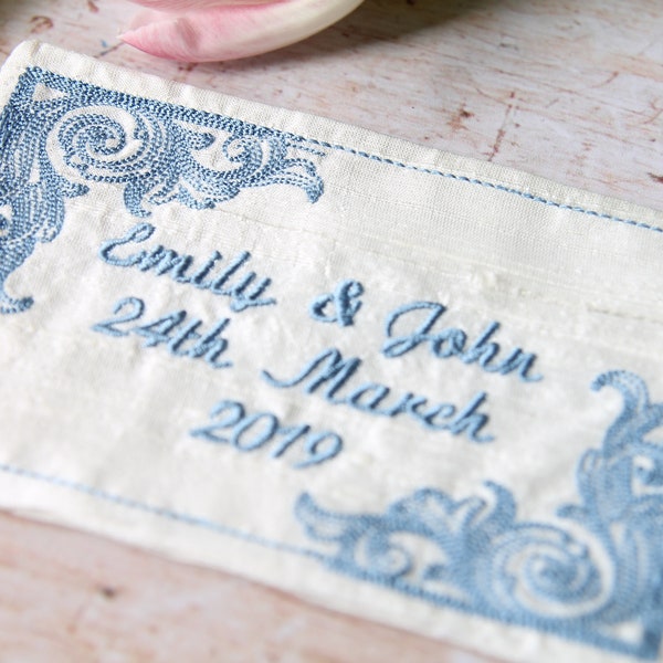 Gepersonaliseerde trouwjurklabel - Something Blue Idea - Sentimental Bride Gift - Monogram Trouwjurklabel - Geborduurd jurklabel