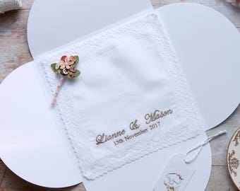 Mouchoir en dentelle personnalisé, nom du couple et date de mariage, mouchoir personnalisé pour femme - Hankie en lin et dentelle personnalisé dans une boîte