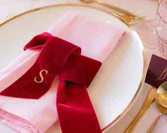 Servetstrikken monogram – stropdas rond servet, bruiloftlint, couvertidee, strik, servetstrik, decor couvert, monogram