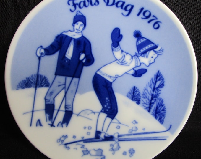 Featured listing image: 1976 Father's Day Fars Dag Porsgrund Norway 5" plate Blue and White Wall Plate