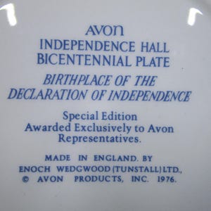 K&ouml;nnte beinhalten: Ein wei&szlig;er Teller mit blauem Text. Der Text lautet "AVON INDEPENDENCE HALL BICENTENNIAL PLATE BIRTHPLACE OF THE DECLARATION OF INDEPENDENCE." Es ist eine Sonderausgabe, hergestellt in England im Jahr 1976.