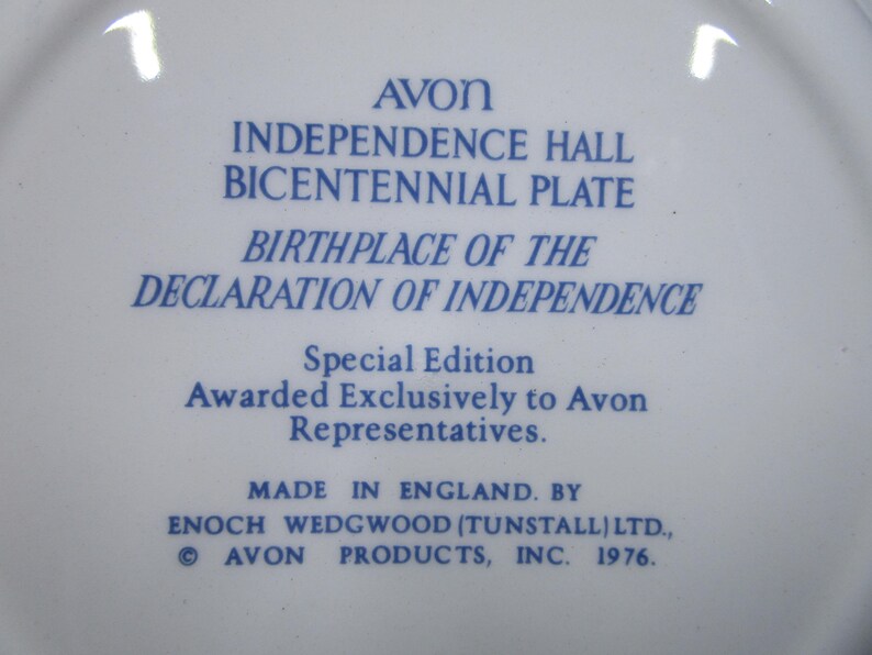 K&ouml;nnte beinhalten: Ein wei&szlig;er Teller mit blauem Text. Der Text lautet "AVON INDEPENDENCE HALL BICENTENNIAL PLATE BIRTHPLACE OF THE DECLARATION OF INDEPENDENCE." Es ist eine Sonderausgabe, hergestellt in England im Jahr 1976.