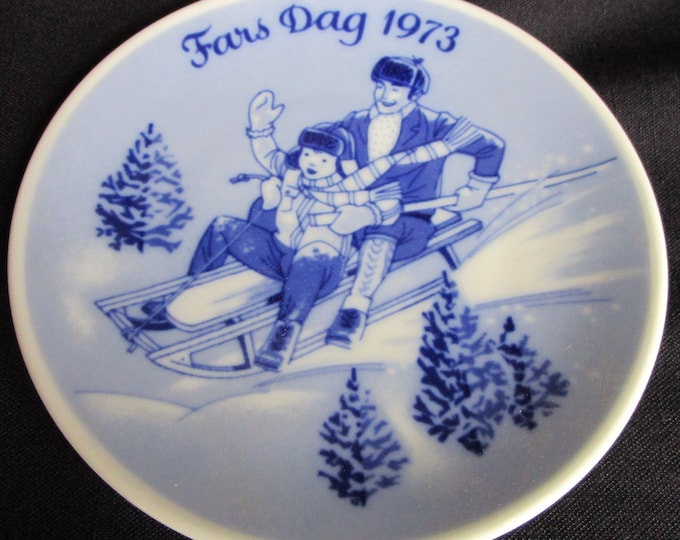 Featured listing image: 1973 Father's Day Fars Dag Porsgrund Norway 5" plate Blue and White Wall Plate