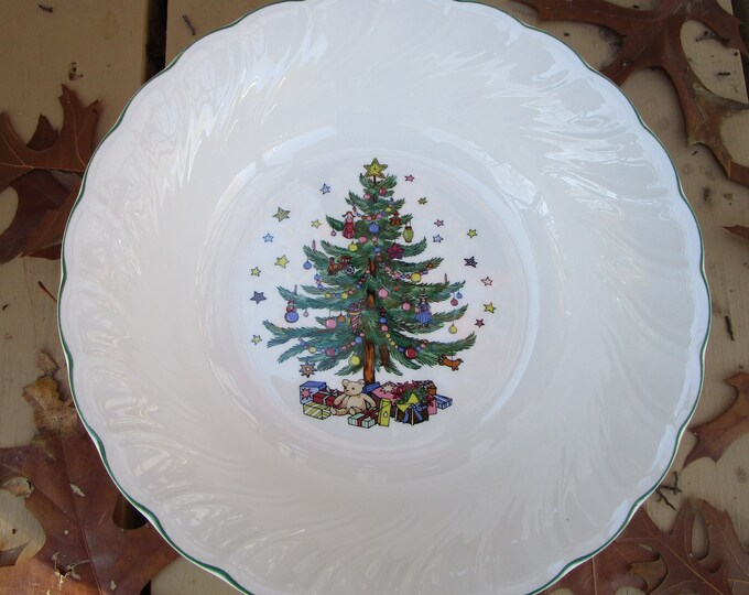 Featured listing image: Nikko Happy Holidays 9 1/2" Serving Bowl Christmas Tree Green Rim