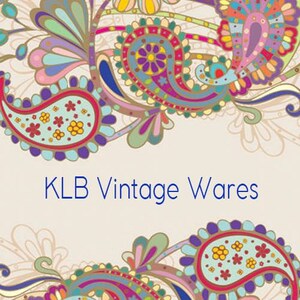K&ouml;nnte beinhalten: Ein dekoratives Design mit Paisley-Mustern in Rosa, Lila, Blau und Gr&uuml;n. Der Text "KLB Vintage Wares" wird in Blau auf cremefarbenem Hintergrund angezeigt. Das Design hat eine Vintage-&Auml;sthetik.