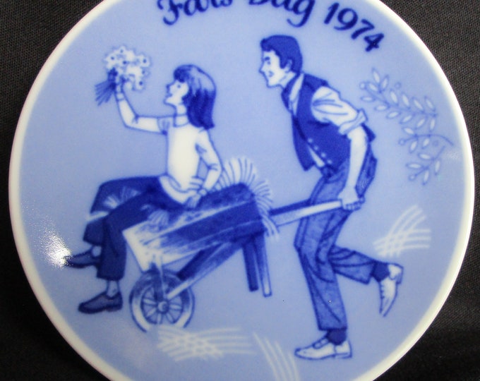 Featured listing image: 1974 Father's Day Fars Dag Porsgrund Norway 5" plate Blue and White Wall Plate