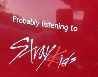 Provavelmente ouvindo Stray Kids adesivo de carro