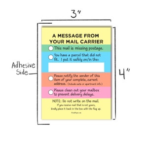 Pode incluir: Um cart&atilde;o de mensagem amarelo, verde, azul, laranja e rosa para carteiros. O cart&atilde;o mede 7,6 cm de largura e 10,2 cm de altura. O cart&atilde;o tem uma mensagem que diz "Uma mensagem do seu carteiro." O cart&atilde;o tem quatro op&ccedil;&otilde;es para o carteiro escolher: "Esta correspond&ecirc;ncia est&aacute; faltando o selo", "Voc&ecirc; tem um pacote que n&atilde;o cabe. Eu coloquei com seguran&ccedil;a em/no: ", "Por favor, notifique o remetente deste item de seu endere&ccedil;o completo e atual. (Inclua o n&uacute;mero da su&iacute;te ou do apartamento.)", e "Por favor, limpe sua caixa de correio para evitar atrasos na entrega." O cart&atilde;o tamb&eacute;m tem uma nota que diz "NOTA: N&atilde;o escreva na correspond&ecirc;ncia. Se voc&ecirc; receber correspond&ecirc;ncia que n&atilde;o seja sua, por favor, coloque-a de volta na caixa de correio com a bandeira levantada."