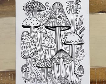 以下が含まれることがあります： 複雑なディテールが施されたキノコのグループの白黒の線画。キノコは様々な形とサイズで、いくつかは斑点があり、いくつかはパターンがあります。
