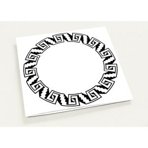 Peut inclure: Motif géométrique noir et blanc en forme de cercle. Le motif est composé de motifs répétés de carrés et de lignes.