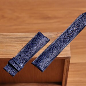 Puede incluir: Dos correas de reloj de cuero azul con un acabado texturizado. Las correas están hechas de cuero suave y flexible y tienen un diseño clásico.